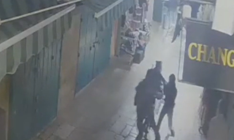 תיעוד הרגע שבו תקף המחבל את לוחמי מג"ב [צילום: משטרת ישראל]