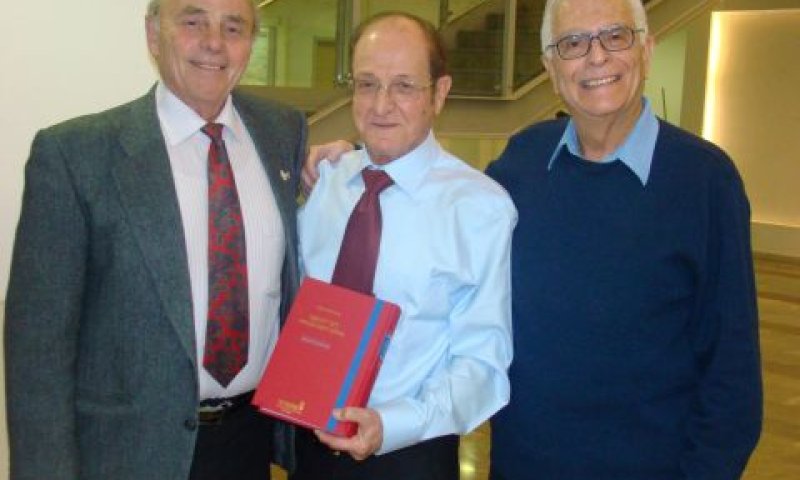 פרופ' קורינאלדי (במרכז), משמאלו פרופ' נחום ביגר, ומימינו פרופ' עמוס שפירא [צילום: מרכז אקדמי כרמל, יחסי ציבור]