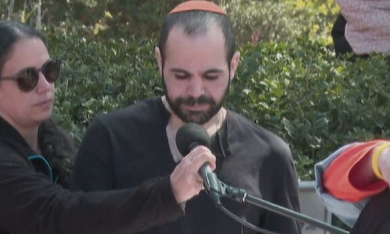 "שאלתי נלחמים? ואמרת לי נלחמים". ירדן ביבס סופד לאשתו וילדיו [צילום: מן הטלוויזיה]