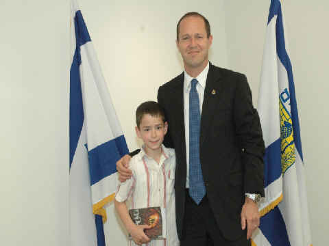 דביר איפרגן - לא מפסיק לקרוא [צילום: ג´קי לוי, עיריית ירושלים]