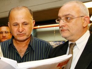 הנכנס והיוצא. יוני בן מנחם ומוטי שקלאר [צילום: ששון תירם]