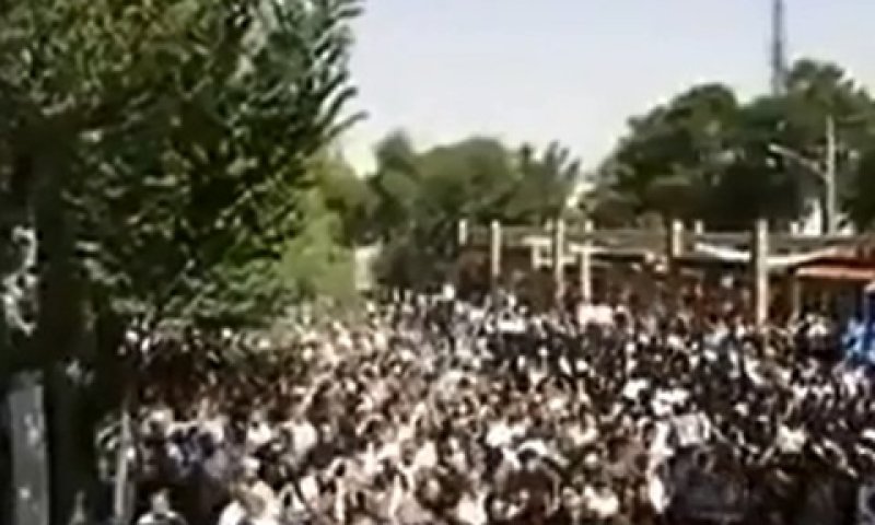 ההמונים בהפגנה באיספהאן [צילום: מן הטלוויזיה]