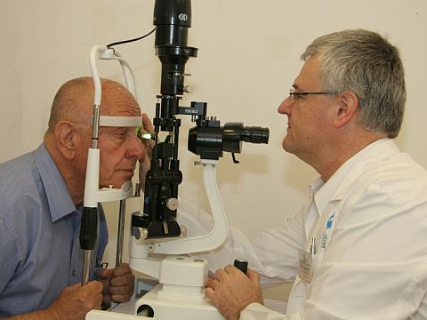 דן תיכון עובר בדיקת עיניים [צילום: יצחק הררי]