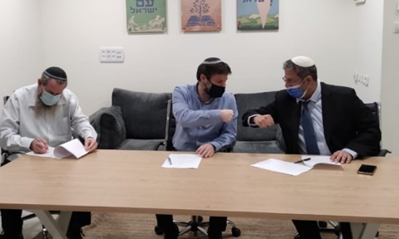 בן גביר, סמוטריץ' ומעוז חותמים על ההסכם [צילום: עוצמה יהודית]