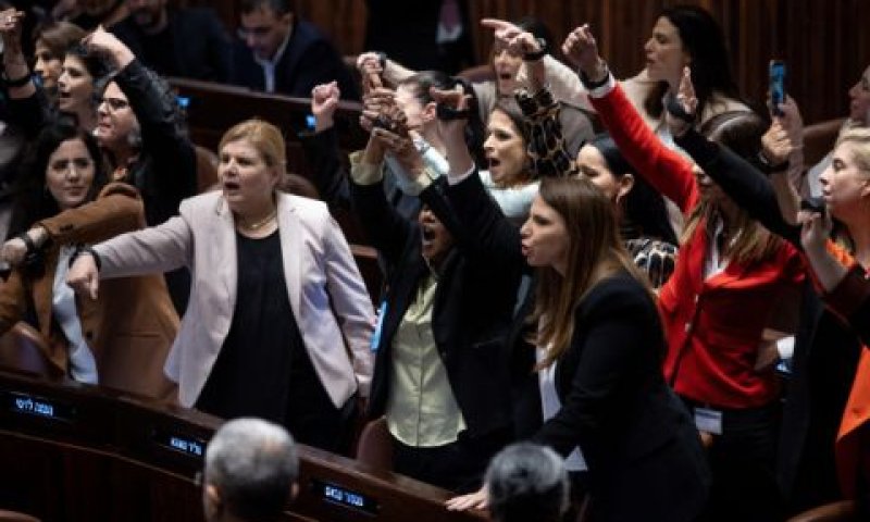 גימיק האזיקים של חברות כנסת באופוזיציה [צילום: אורן בן-חקון/פלאש 90]