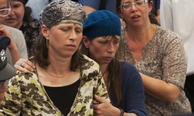 הדס מזרחי בהלוויית בעלה [צילום: פלאש 90]