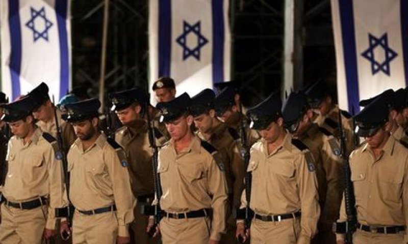 זוכרים את הנופלים [צילום: AP]