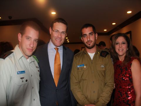 הקונסול דיוויד ומיירה סגל -עם חיילי צה"ל [צילום: שוש מיימון, לוס אנג'לס]