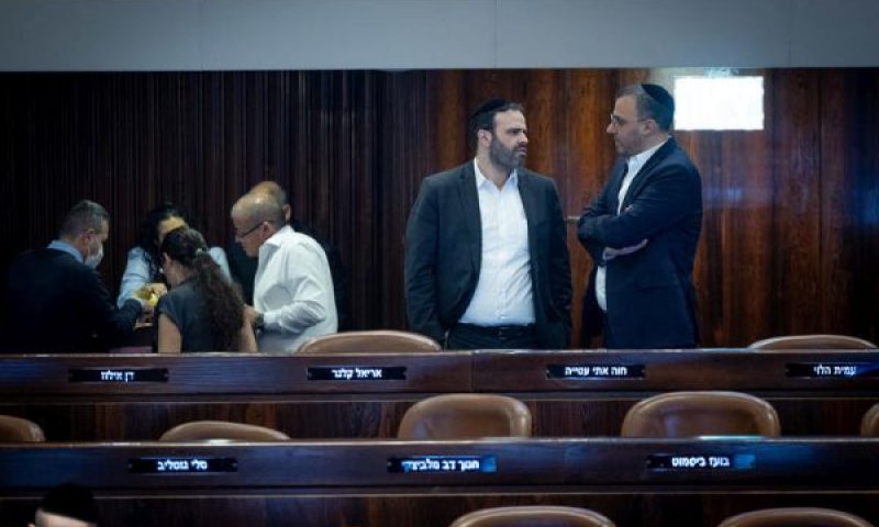 ח"כ יוני משריקי (מימין) במליאת הכנסת [צילום: יונתן זינדל/פלאש 90]