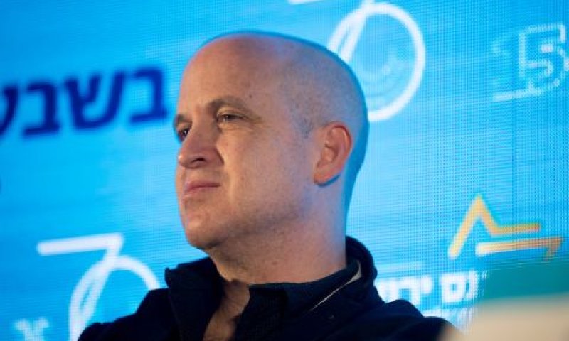 קובלנץ. הודעה על פיטוריו [צילום: יונתן זינדל/פלאש 90]