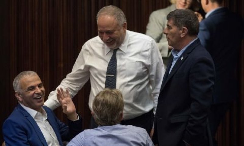 כנסת על כרעי תרנגולת [צילום: הדס פרוש/פלאש 90]