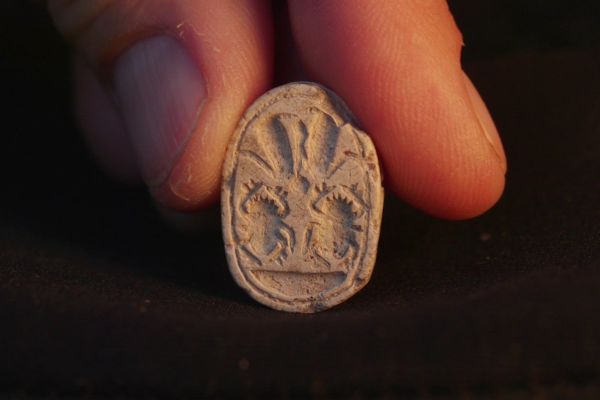 החותם מתל עזקה [צילום: אמיל אלג'ם רשות העתיקות]