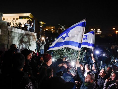 הנפת דגלים מול בית המשפחה היהודית שהוצת [צילום: אוליביה פיטוסי/פלאש 90]