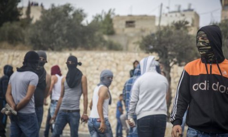 בני נוער בצור באהר. עיסוק לשעות הפנאי? [צילום: הדס פרוש/פלאש 90]
