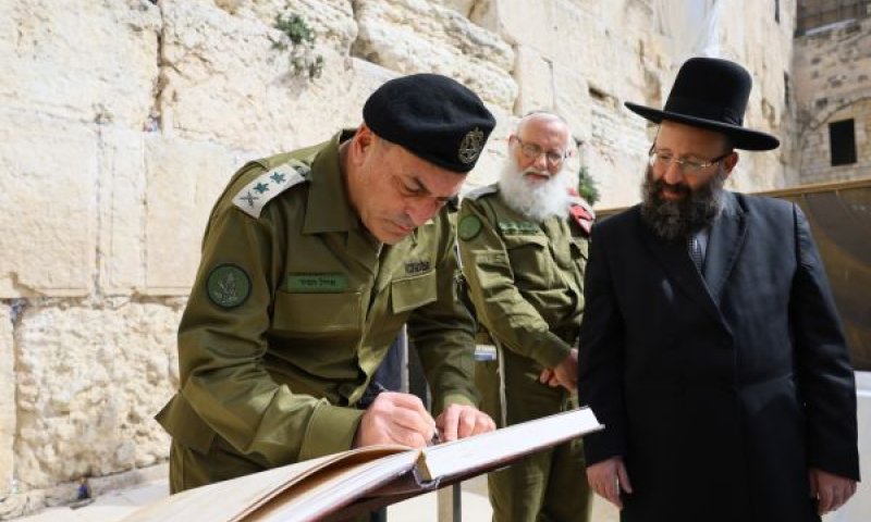הרמטכ"ל זמיר בכותל ביום כניסתו לתפקיד [צילום: הקרן למורשת הכותל המערבי]