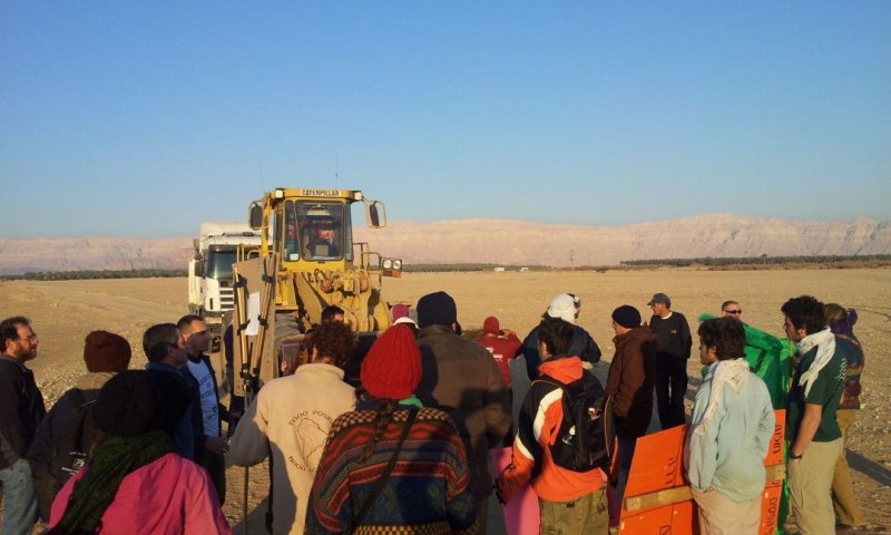 פעילי ארגונים ירוקים מול הדחפורים [צילום: דב גרינבלט]