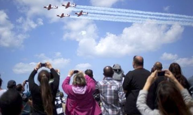 צופים במטס יום העצמאות [צילום: AP]