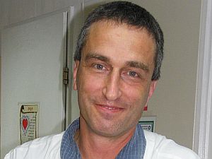 ד"ר כהן. טס להונג קונג ומהל את התינוק [צילום: אלי דדון]
