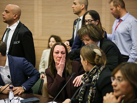 ח״כ יוליה מלינובסקי בוכה בדיון בוועדה [צילום: נועם מושקוביץ, דוברות הכנסת]