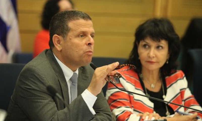 מנהלת הוועדה ורון עם היו"ר כבל [צילום: דוברות הכנסת]