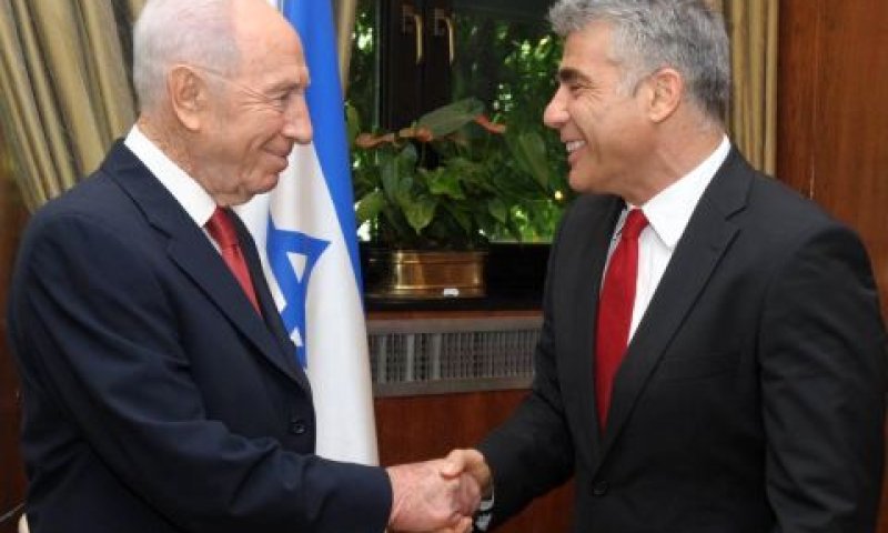 לפיד ופרס. פגישה מחויטת [צילום: מארק ניימן/לע"מ]