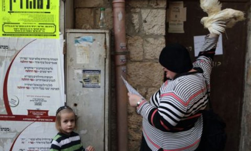 מנהג הכפרות בערב כיפור [צילום: פלאש 90]