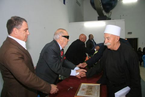 המשפחות הדרוזיות עוברות בסך לפני משפחת עופר [צילום: פול מנינג]