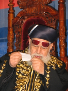 הרב יוסף מברך מתוך פתק ובו רשימת שמות