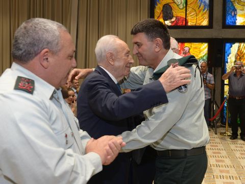 חיבוק מפרס [צילום: מארק ניימן/לע"מ]