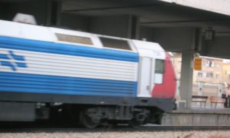 נוסעים וגולשים. בקרוב [צילום: עומר שיקלר]