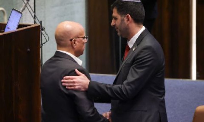 השר קרעי עם ח"כ צביקה פוגל [צילום: נועם מושקוביץ/דוברות הכנסת]
