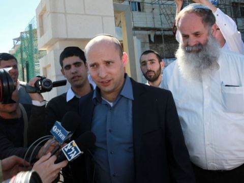 נפתלי בנט בפתח ביקור פיוס בישיבת מיר [צילום: פלאש 90]