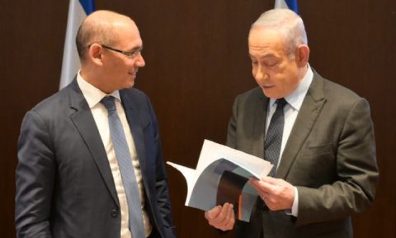 נתניהו מקבל לידיו את דוח בנק ישראל [צילום: עמוס בן גרשום, לע"מ]