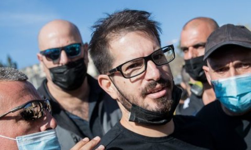 חוגג. לא הגיע לאולם [צילום: יונתן זינדל, פלאש 90]