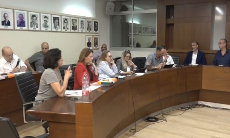 ויכוח בישיבת המועצה בין ראש העירייה (מימין) ליועמ"ש העירייה (משמאל)