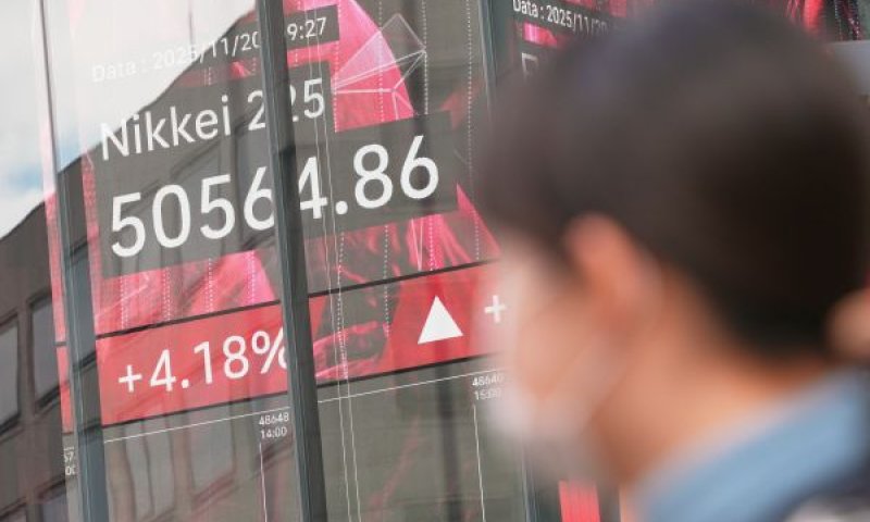 שוק המניות בטוקיו אתמול [צילום: יוג'ין הושיקו/AP]