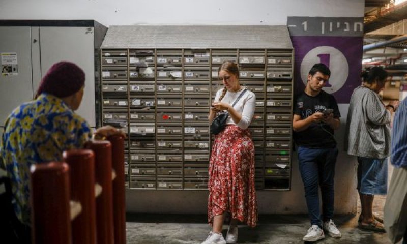 ישראלים במרחב מוגן בירושלים [צילום: רחל אלרואי/פלאש 90]