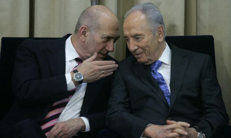 שמעון פרס, אהוד אולמרט [צילום: אוליביה פיטוסי/פלאש 90]