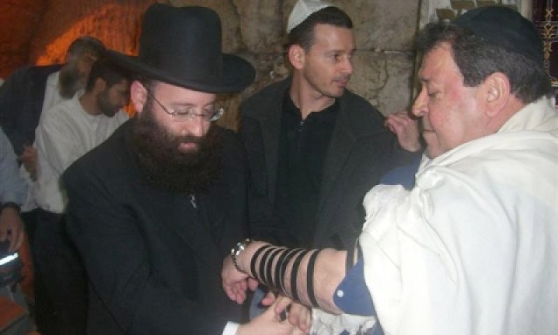 השר מניח תפילין כשלידו רב הכותל המערבי שמואל רבינוביץ
