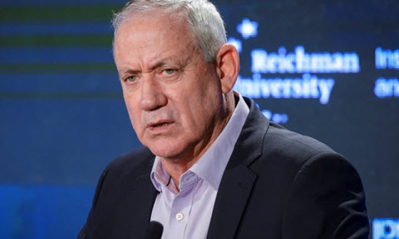 שר הביטחון גנץ. מחוות לראש הרשות הפלשתינית [צילום: אבשלום ששוני/פלאש 90]