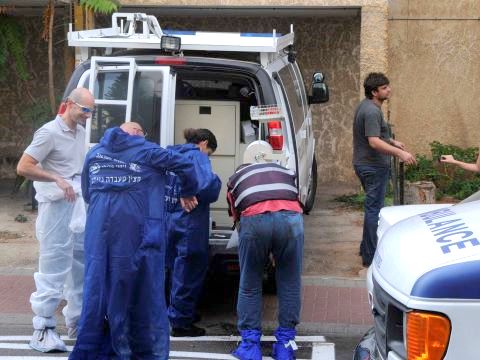 אמבולנס לוקח את הגופות לאבו כביר [צילום: פלאש 90]