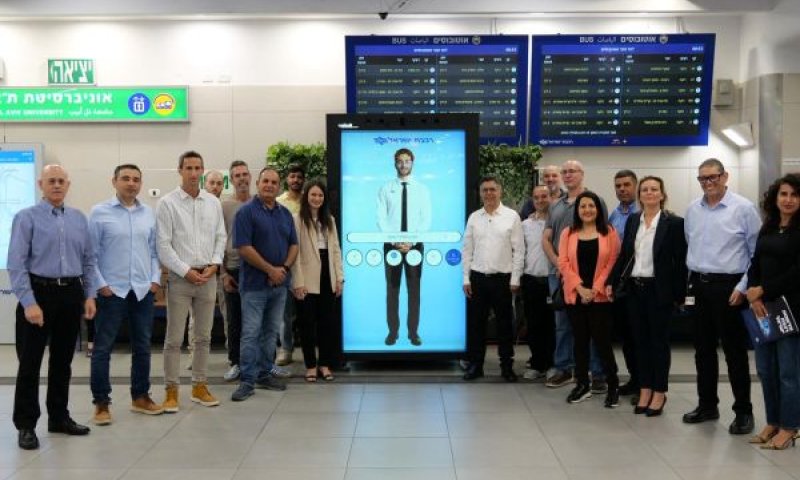 הולוגרמה חדשה תענה לנוסעי הרכבת [צילום: טל הפקות וידאו]