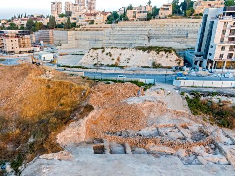 צילום אווירי של חפירת רשות העתיקות במורדות ארנונה [צילום: אסף פרץ, רשות העתיקות]