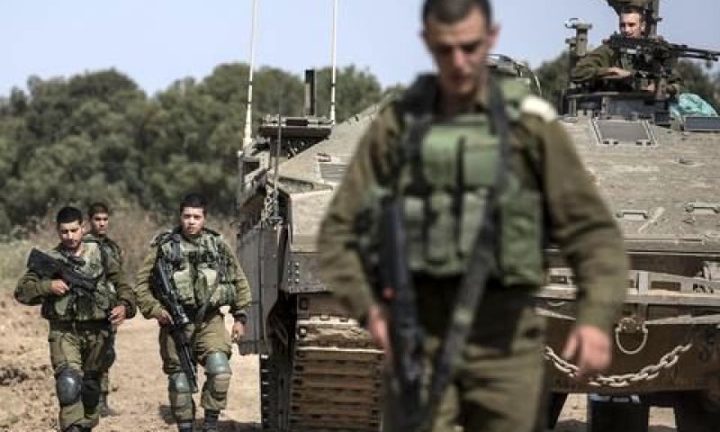 לוחמים על גבול הרצועה [צילום: צפריר אביוב/AP]