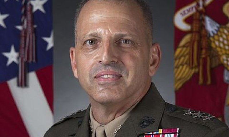 לוטננט-ג׳נרל מייקל דאנה [צילום: Lieutenant General Michael G. Dana]