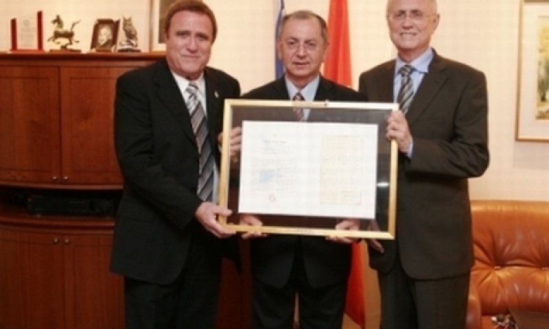 איש העסקים בני גאון, נשיא האוניברסיטה פרופ' משה קוה, ויהורם גאון [צילום: דני פורגס]