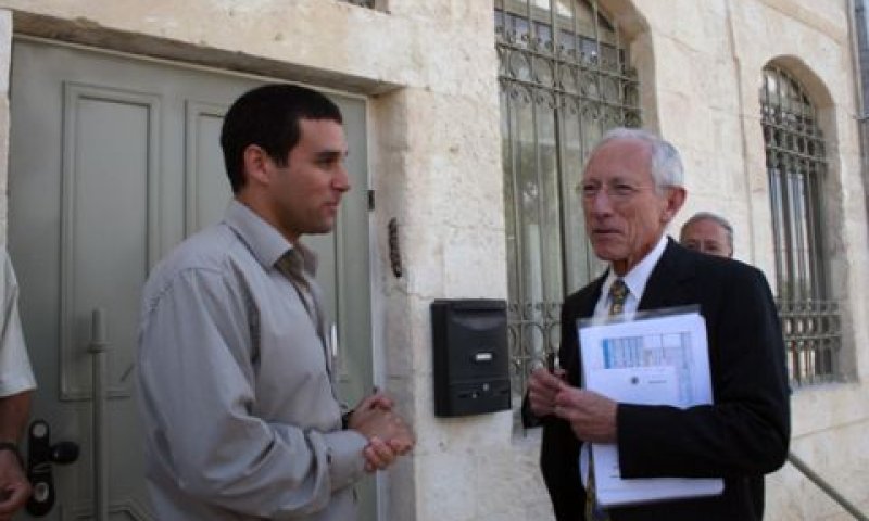 סטנלי פישר ורוני פלמר, מנכ"ל תנועת אור, בעיר העתיקה בבאר שבע, היום [צילום: מלי בנדלר ברק, תנועת אור]