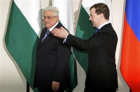דמיטרי מדוודב ואבו מאזן [צילום: AP]
