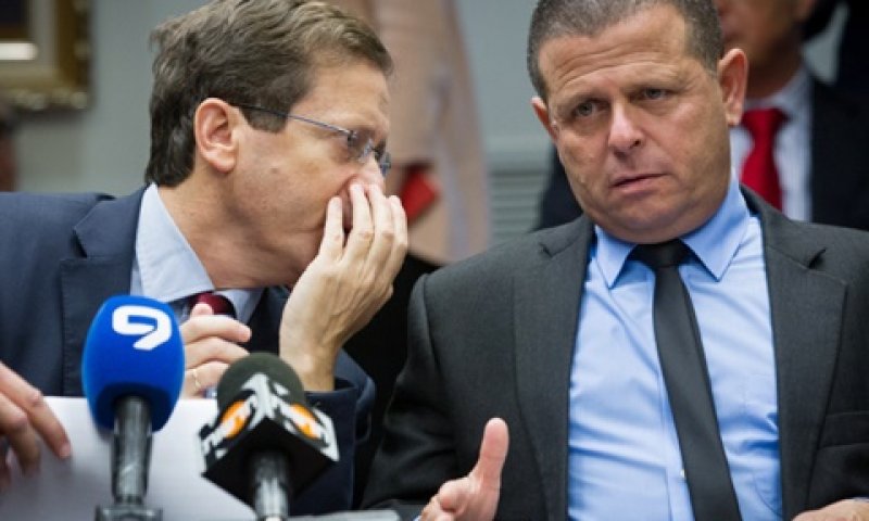 כבל. רוזנברגר עובד ללא שכר [צילום: פלאש 90]