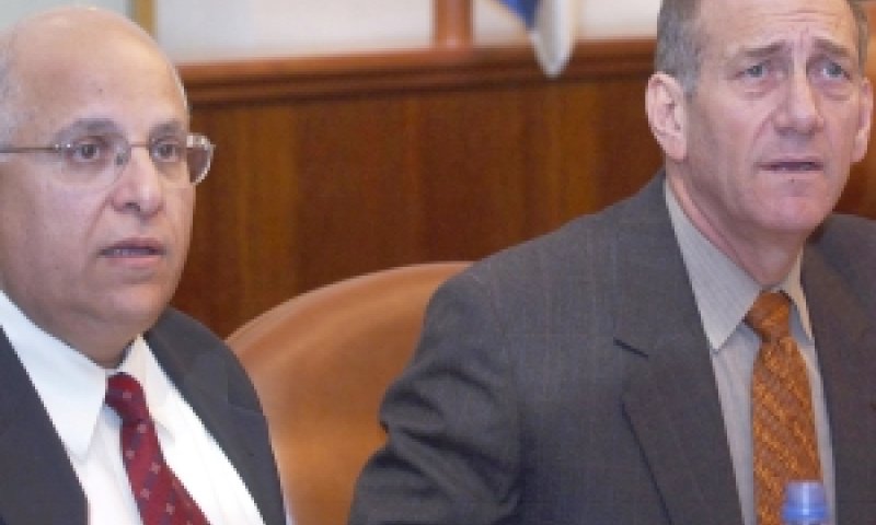 אולמרט ויצחקי. לא יישארו יחד באותה סיעה [צילום: פלאש 90]